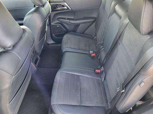 Used 2025 Mitsubishi Outlander AWD image 25