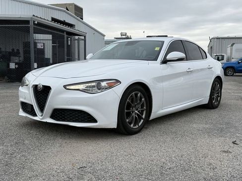 Used 2018 Alfa Romeo Giulia Base image 4