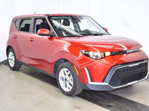 Used 2025 Kia Soul LX w/ LX Technology Package image 2