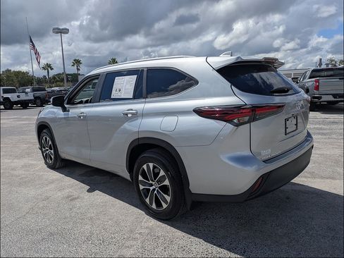 Used 2024 Toyota Highlander XLE FWD image 7