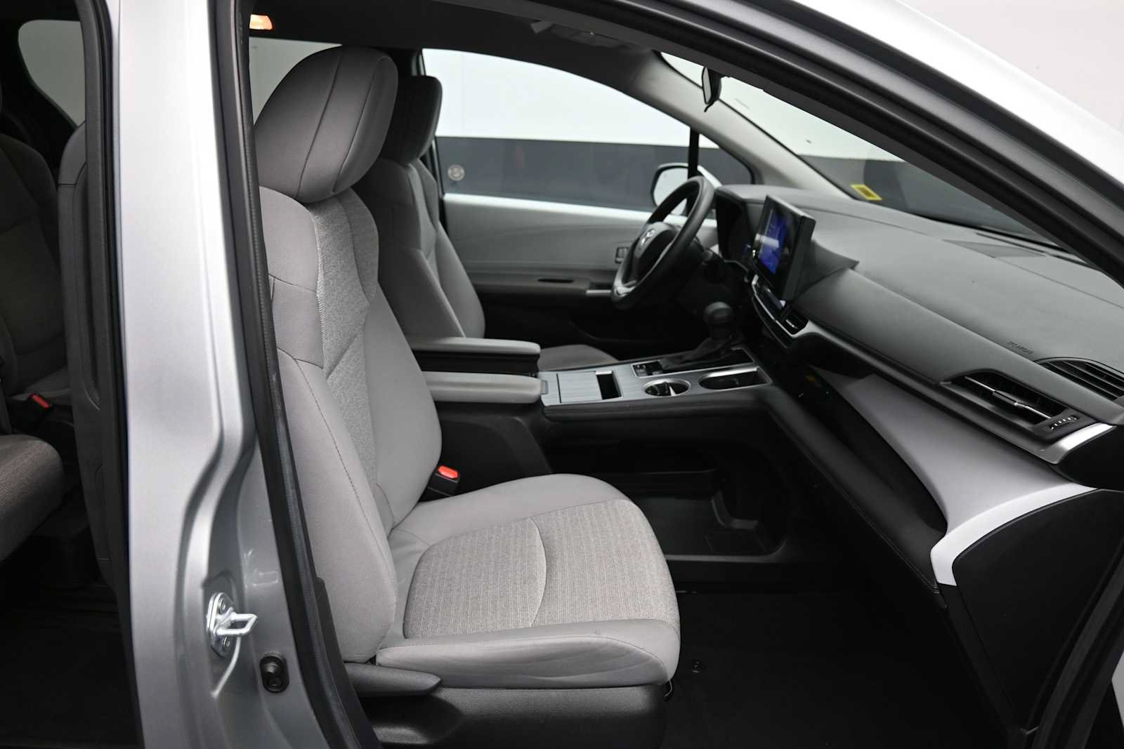 Used 2025 Toyota Sienna LE FWD image 25