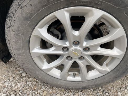 Used 2021 Chevrolet Equinox LS image 9