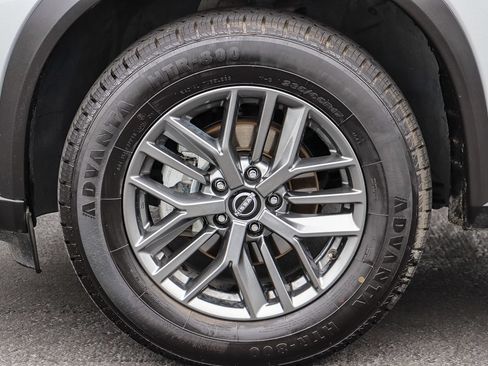 Used 2024 Nissan Rogue S FWD image 11