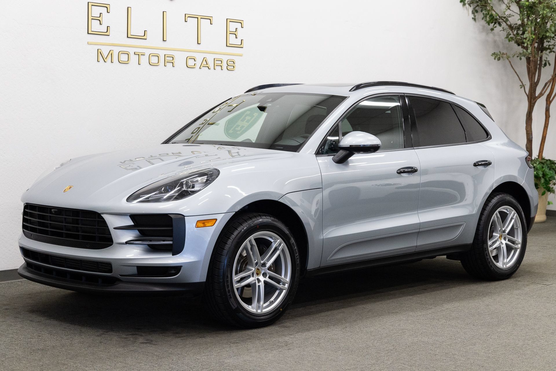 Used 2020 Porsche Macan AWD/4WD image 1