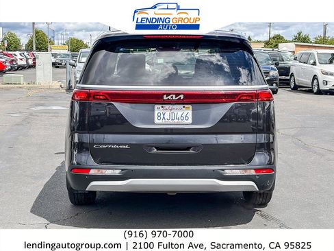 Used 2022 Kia Carnival LX FWD image 3