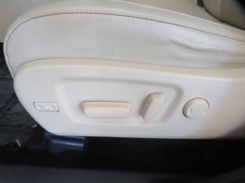 Used 2019 Toyota Highlander SE image 16