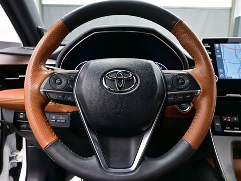 Used 2019 Toyota Avalon Limited image 25