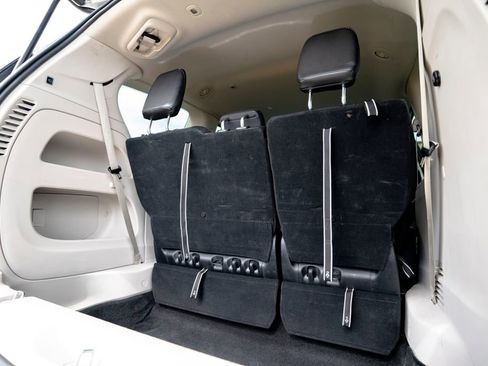 Used 2024 Chrysler Pacifica Touring-L FWD image 41