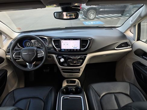 Used 2024 Chrysler Pacifica Touring-L FWD image 25