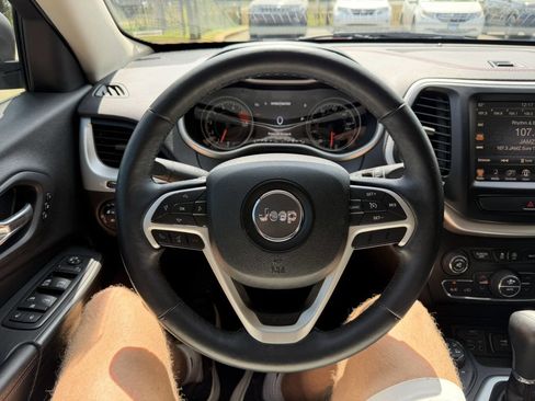 Used 2017 Jeep Cherokee Trailhawk AWD/4WD image 28