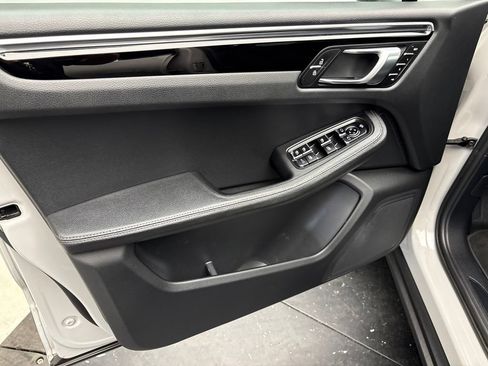 Certified 2023 Porsche Macan AWD/4WD image 4