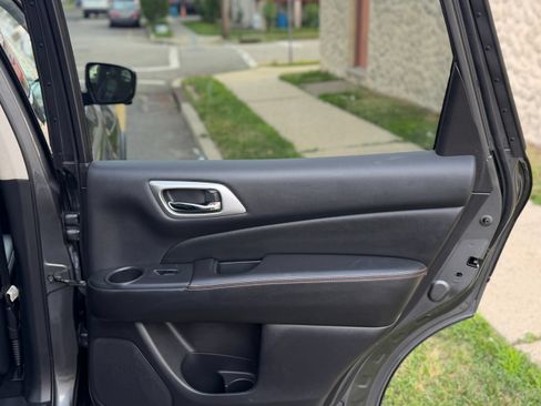 Used 2019 Nissan Pathfinder SL AWD/4WD image 21