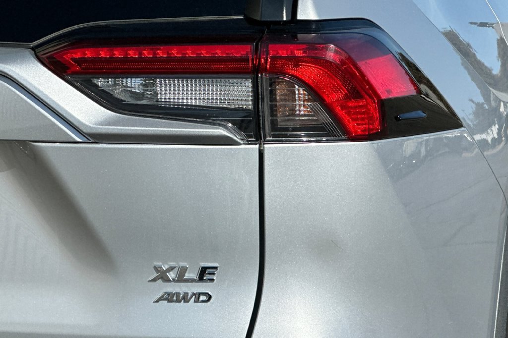 Used 2025 Toyota RAV4 XLE AWD/4WD image 9