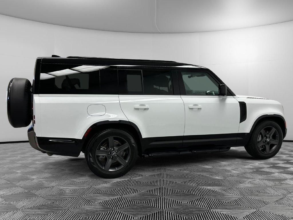 Used 2025 Land Rover Defender 130 X-Dynamic SE AWD/4WD image 7