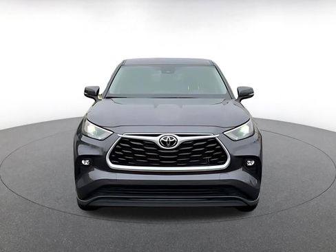 Used 2025 Toyota Highlander LE FWD image 7