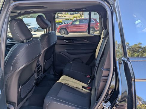 New 2025 Jeep Grand Cherokee Laredo X w/ Luxury Tech Group I AWD/4WD image 14