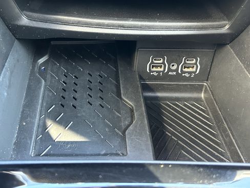 Used 2025 Chrysler Pacifica Limited image 34