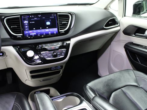 Used 2024 Chrysler Pacifica Touring-L FWD image 20