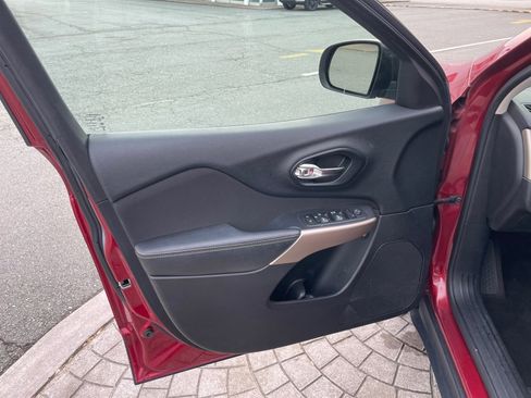 Used 2017 Jeep Cherokee Sport image 33