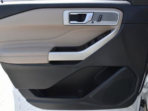 Used 2023 Ford Explorer Limited image 11