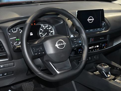 Used 2025 Nissan Rogue SV image 2