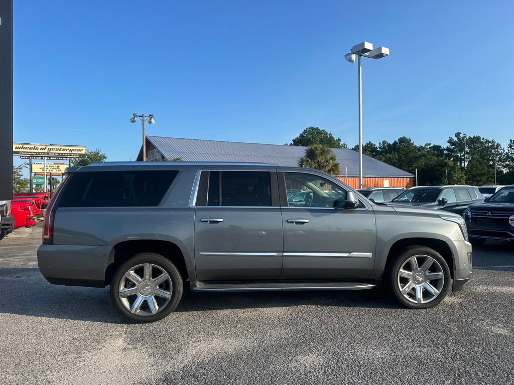 Used 2020 Cadillac Escalade ESV Luxury RWD image 2