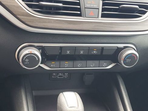 Used 2025 Nissan Altima 2.5 SV FWD image 14