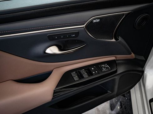 Certified 2025 Lexus ES 300h w/ Luxury Package image 25