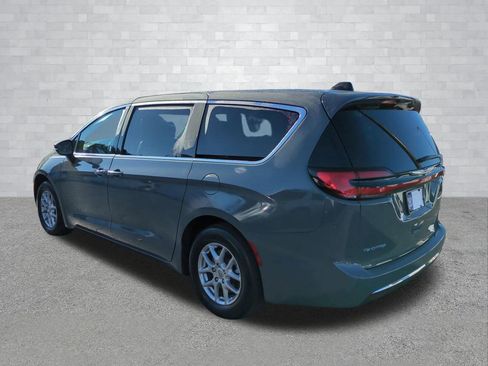 Used 2025 Chrysler Pacifica Select image 7