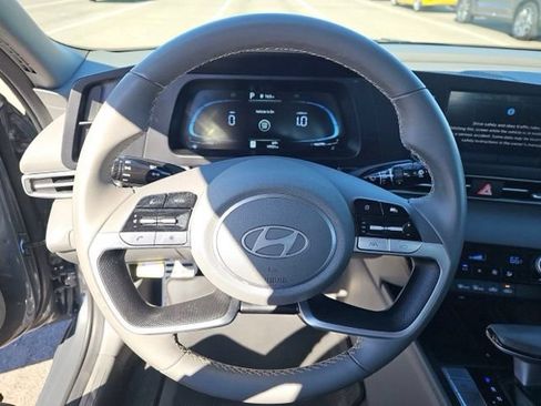 Used 2025 Hyundai Elantra Sport FWD image 16