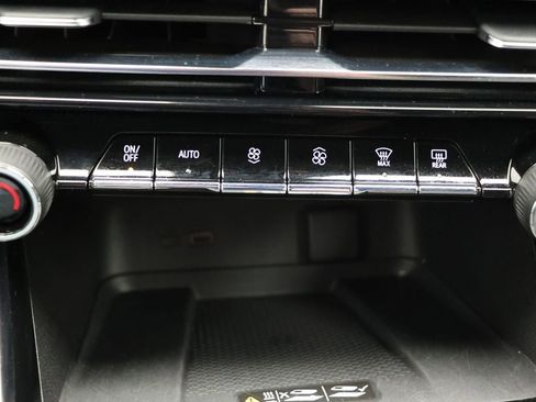 Used 2025 Chevrolet Traverse LT image 24