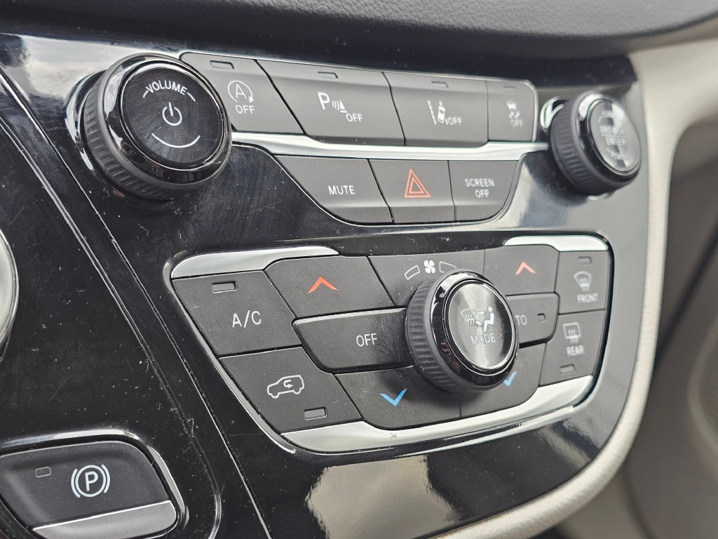 Used 2023 Chrysler Pacifica Touring-L FWD image 30