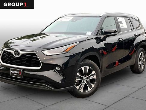 Certified 2024 Toyota Highlander XLE AWD/4WD image 1