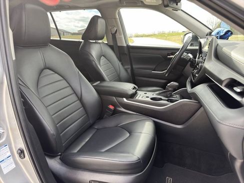Used 2022 Toyota Highlander XLE AWD/4WD image 23