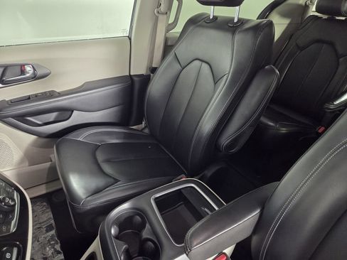 Used 2023 Chrysler Pacifica Touring-L FWD image 21