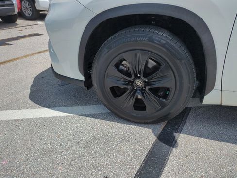 Used 2021 Toyota Highlander XLE FWD image 25