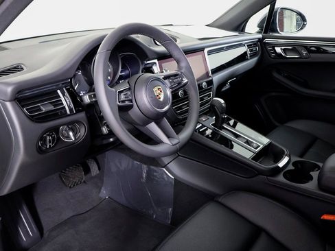 Certified 2025 Porsche Macan AWD/4WD image 4