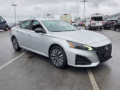 Used 2024 Nissan Altima 2.5 SV image 1