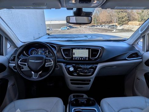 Used 2018 Chrysler Pacifica Touring-L Plus w/ Advanced Safetytec Group image 21