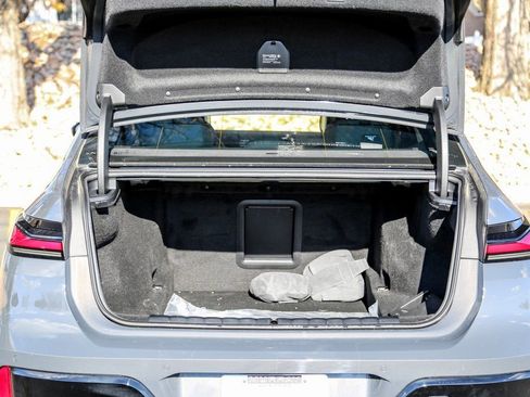 Used 2025 BMW 760i xDrive w/ Executive Package image 29