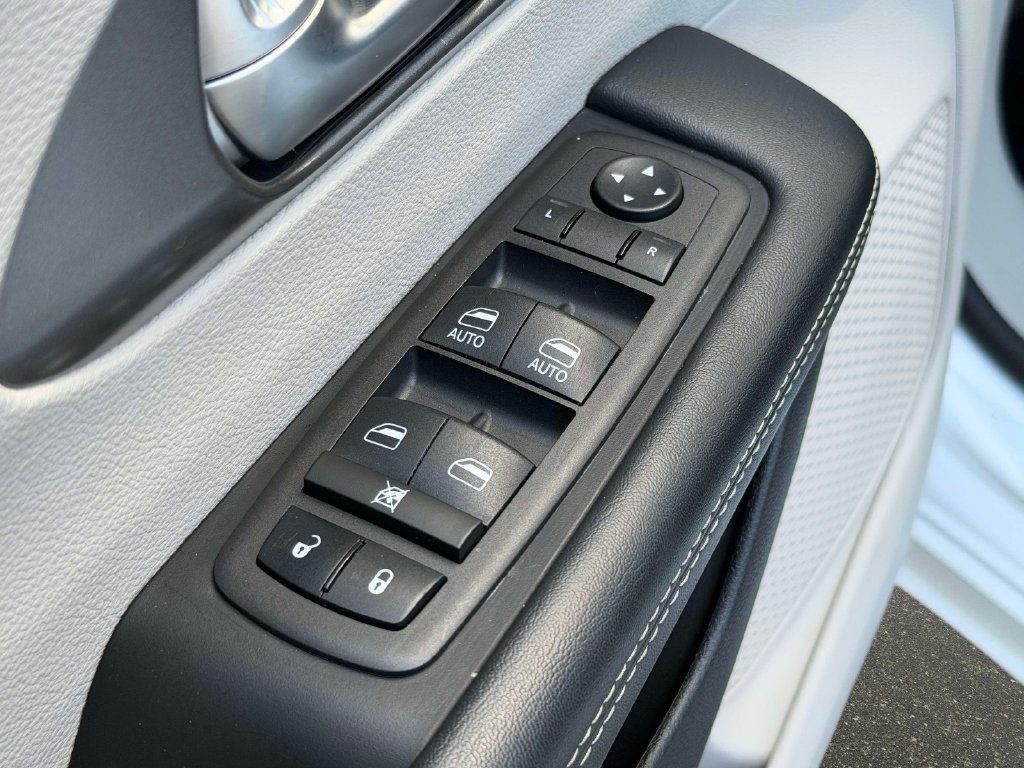 Used 2024 Chrysler Pacifica Touring-L FWD image 13