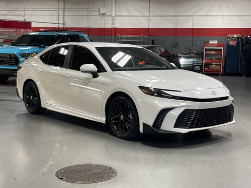 Used 2025 Toyota Camry SE image 2