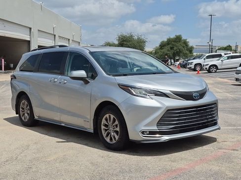 Used 2021 Toyota Sienna XLE FWD image 3
