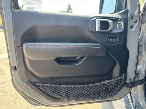 Used 2022 Jeep Wrangler Unlimited Sahara image 19