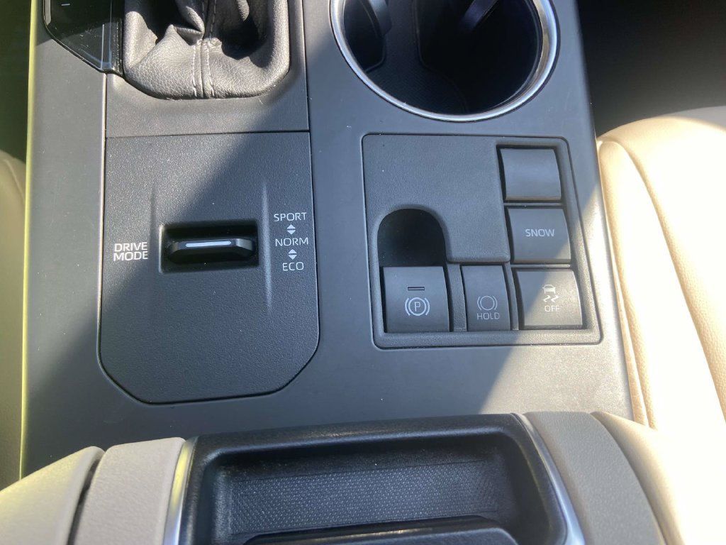 Used 2024 Toyota Highlander XLE FWD image 26