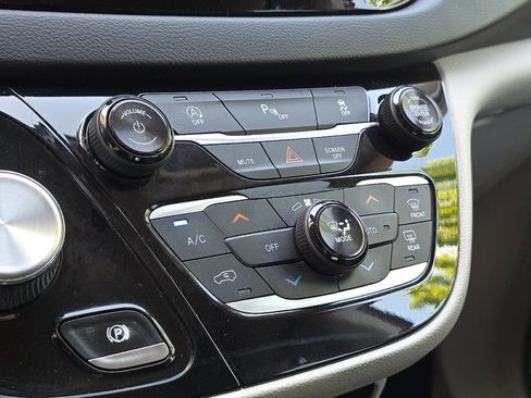 Used 2018 Chrysler Pacifica Touring-L FWD image 20