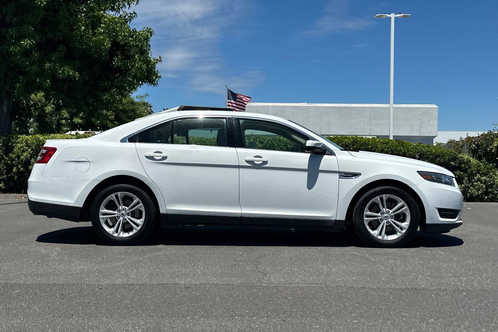 Used 2017 Ford Taurus SEL w/ Equipment Group 201A FWD image 2