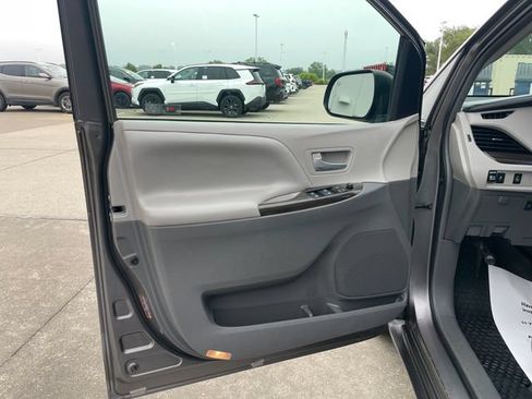 Used 2017 Toyota Sienna XLE FWD image 20