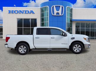 Used 2017 Nissan Titan SV video 2