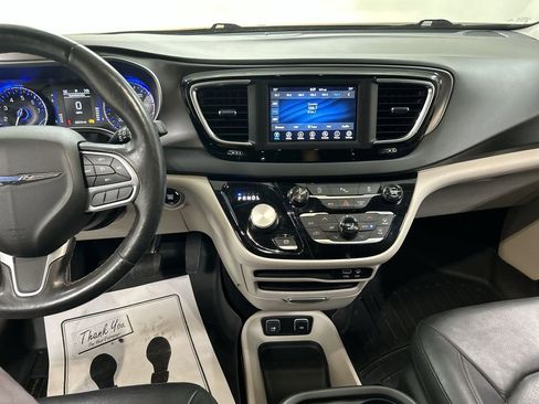 Used 2020 Chrysler Pacifica Touring-L w/ Tire & Wheel Group FWD image 18